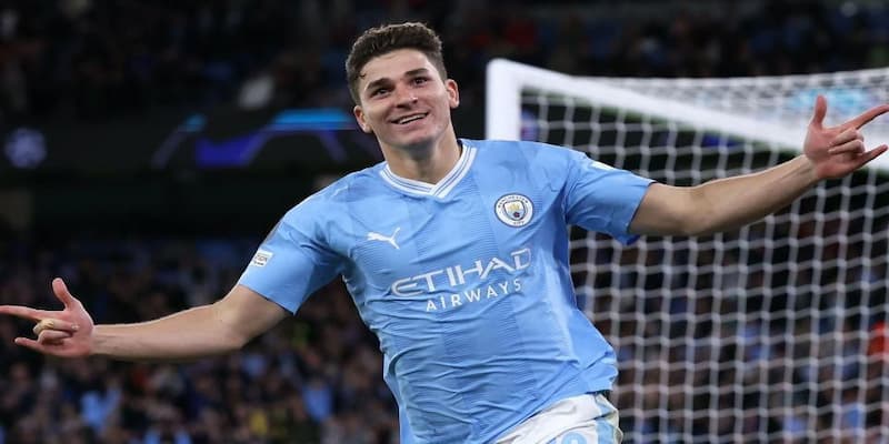 Julian Alvarez (Man City) - Top 10 tiền đạo đắt giá nhất thế giới